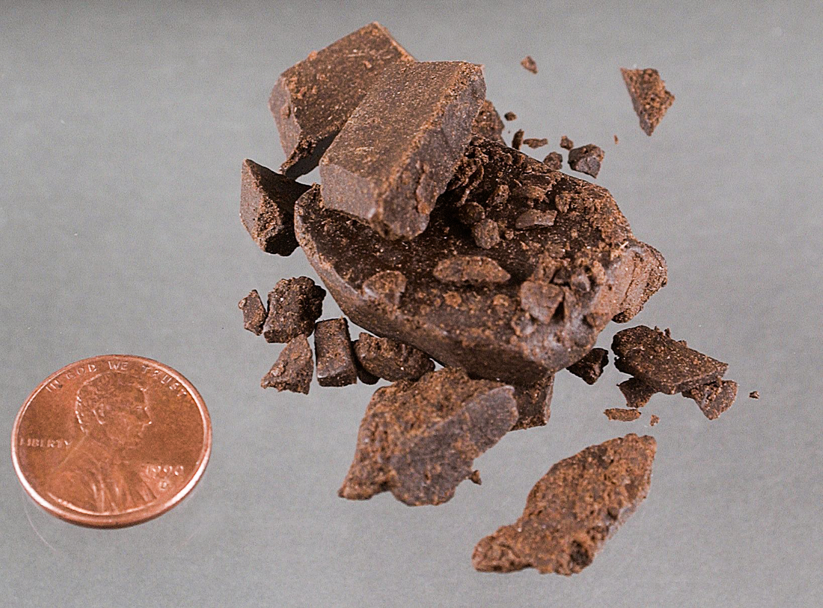 Qué es el hachís: trozos de hachís original comprimido, similar a una tableta de chocolate